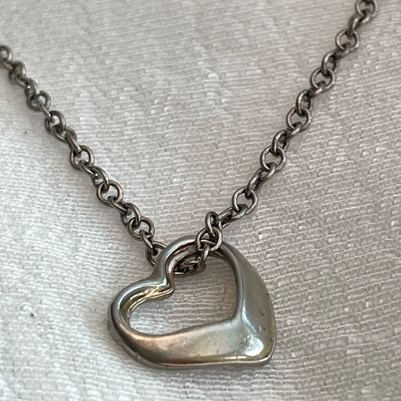 Vintage silver tone floating heart pendant necklace spring clasp - Picture 2 of 3